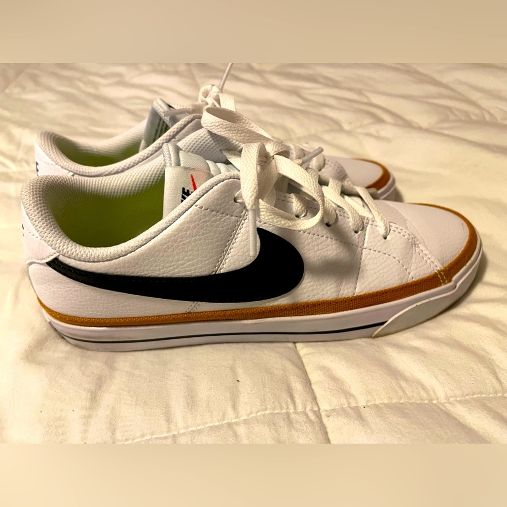 Nike court side size 8.5 women’s